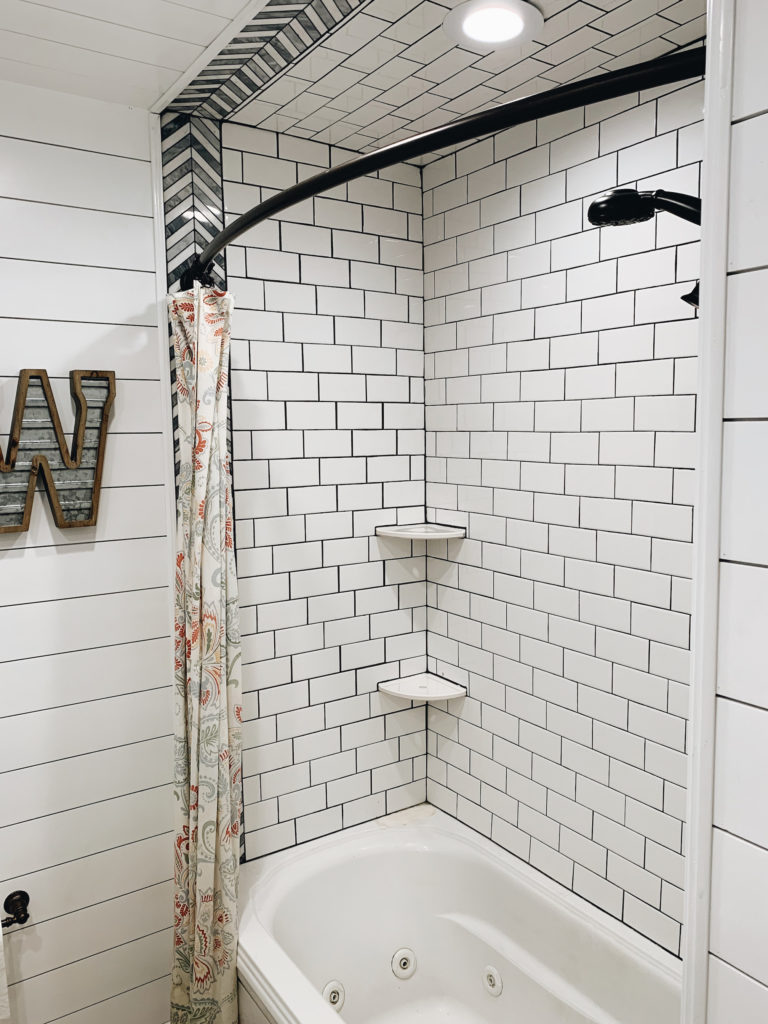 Farmhouse bath: subway tile